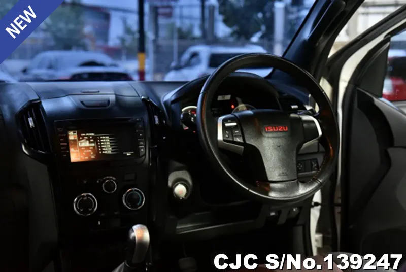 Isuzu D-Max in White for Sale Image 4