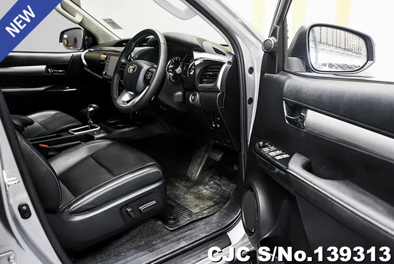 Toyota Hilux in Gray for Sale Image 9